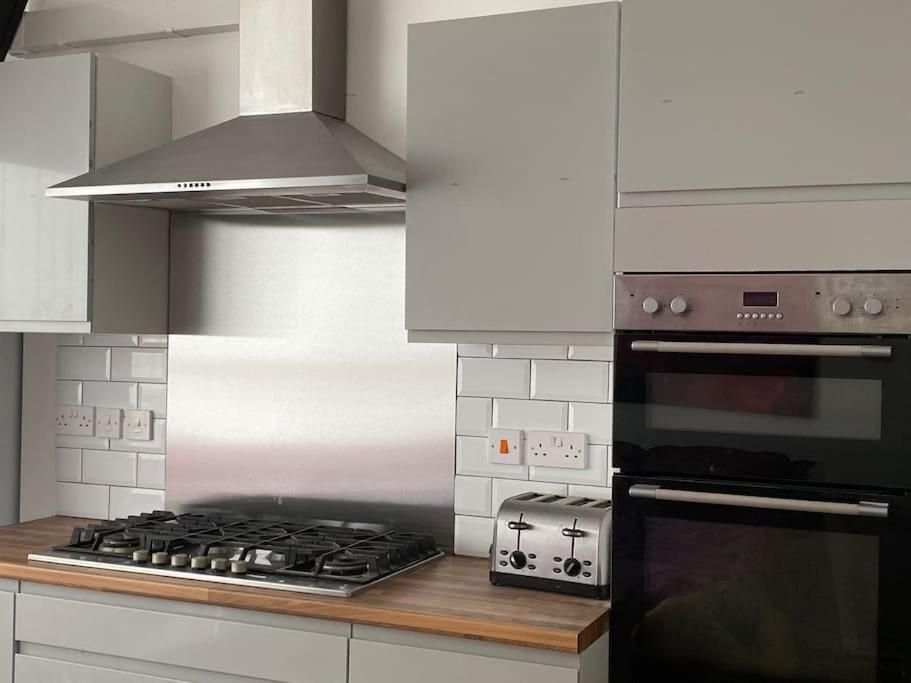 Bay - 5 Bed Townhouse Holiday home Swansea